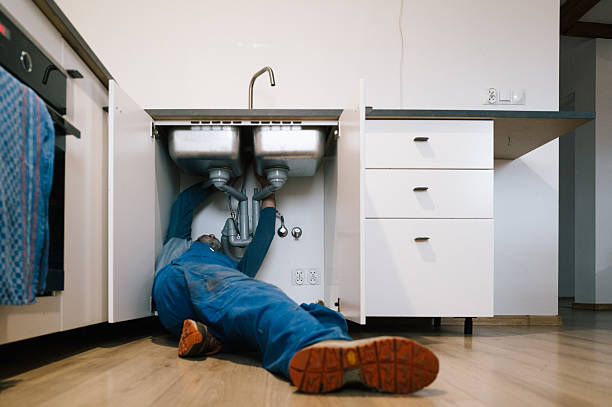 Professional Emergency Plumber technician working in Dallas, TX